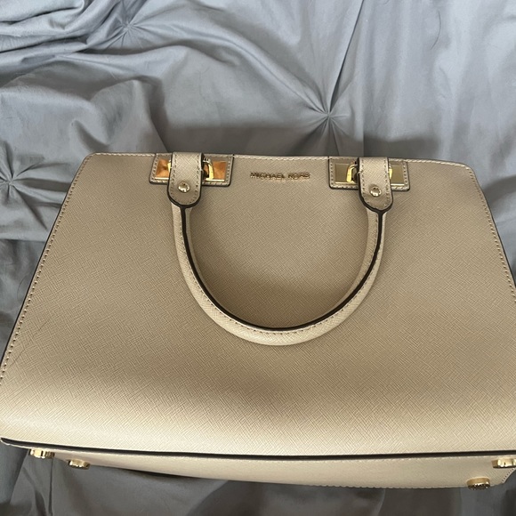 Michael Kors Handbags - Michael Kors Medium Quinn Satchel Bisque